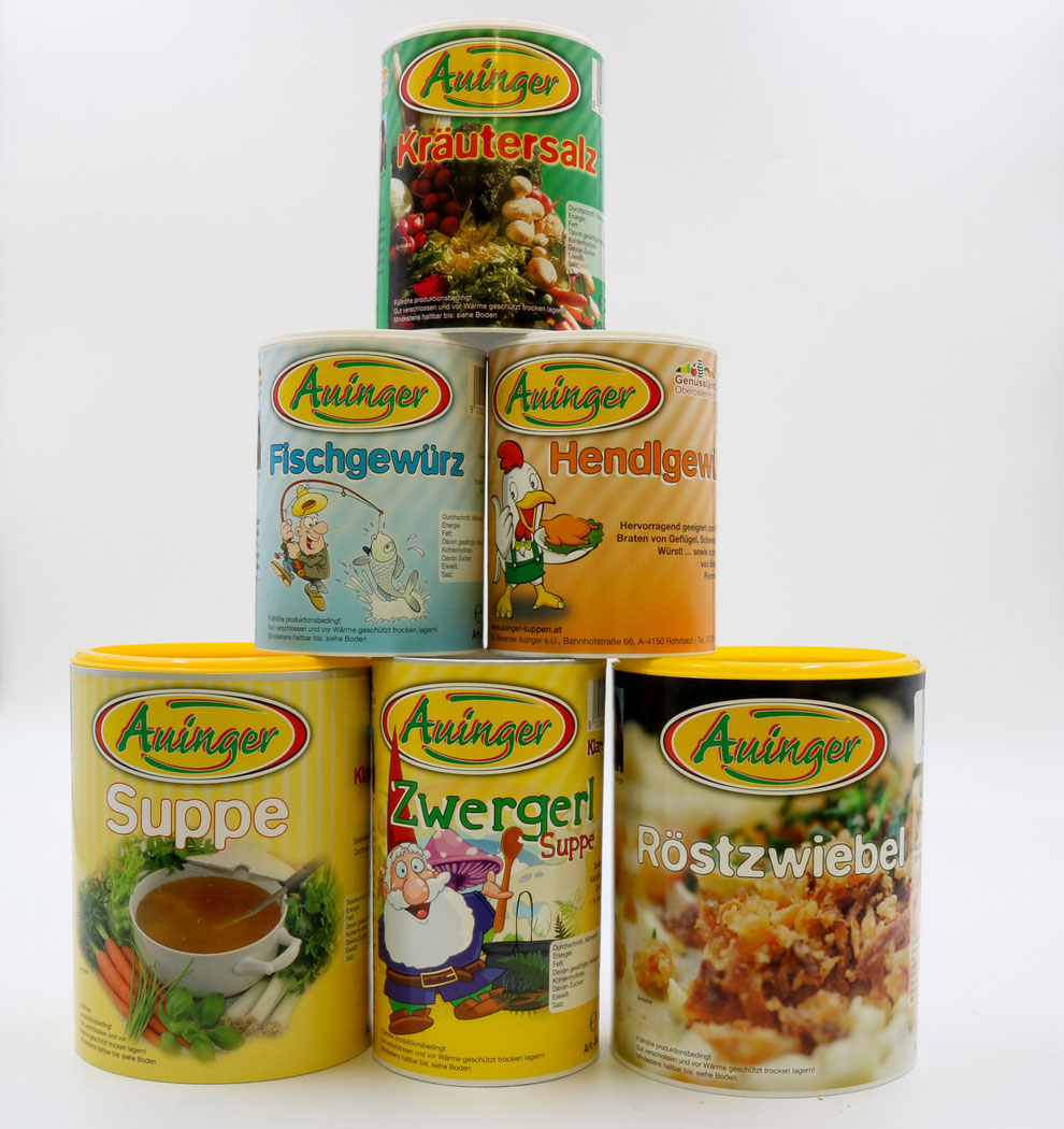 Pyramide aus Auinger Dosen wie Kräutersalz, Fischgewürz, Hendlgewürz, Klare Suppe, Zwergerl Suppe und Röstzwiebel.