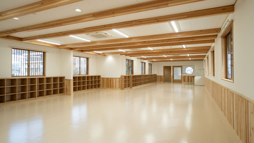 視線が奥まで抜ける一体空間としながら、収納や家具配置によって居場所を緩やかに分節。 子どもたちの活動を見守りやすい学童空間を計画しました。