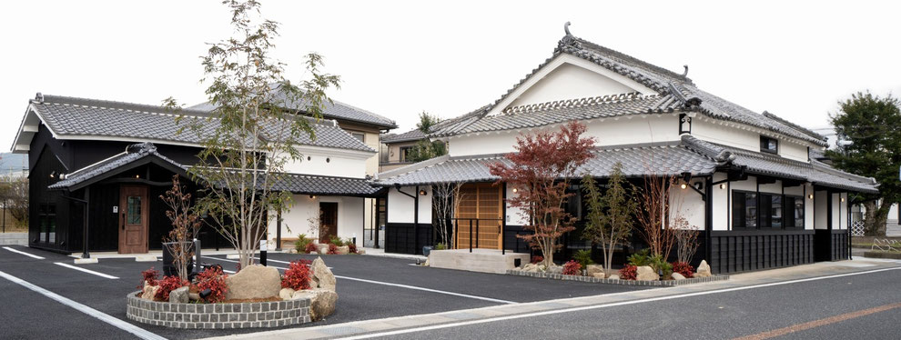 平賀敬一郎建築研究所が設計した、兵庫県福崎町の伝統的木造古民家再生（リノベーション）の外観写真。美しく修復された日本瓦の切妻屋根、白漆喰の壁と黒の下見板張り、格子戸のエントランス、手前に整備された外構と植栽。