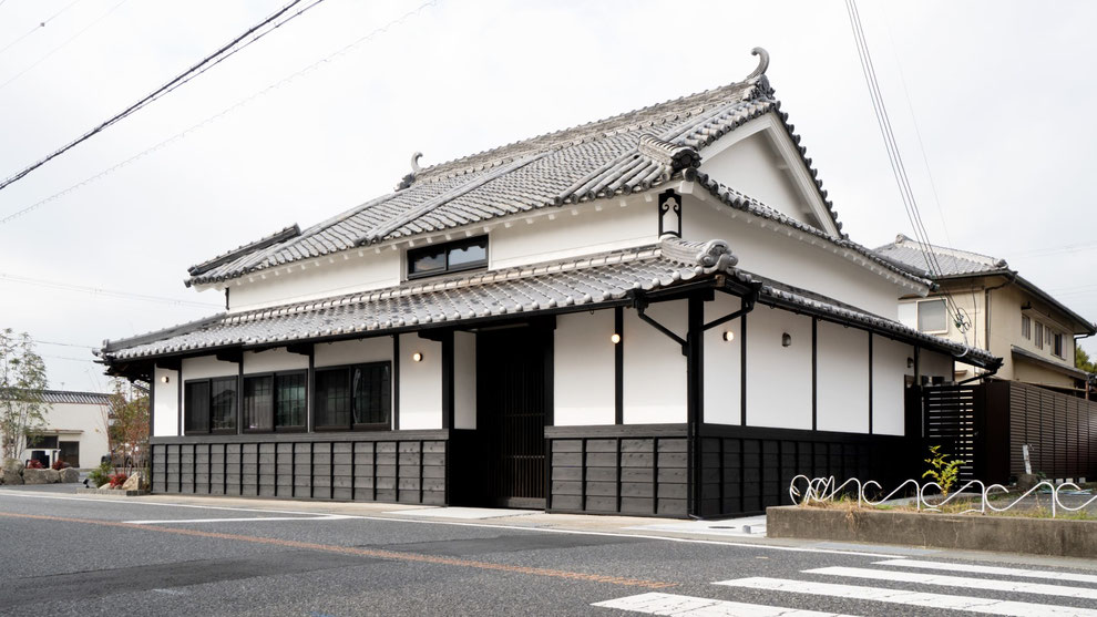 板張りの腰壁と漆喰のディテール