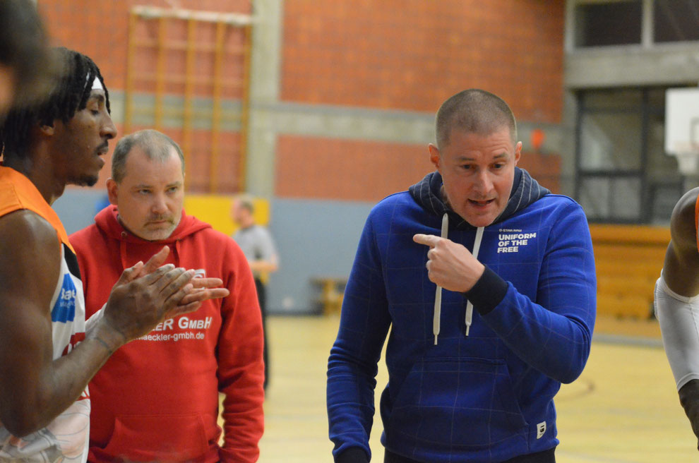Daniel Klein (rechts) und Sascha Becker (Mitte) vertraten den erkrankten Coach Daniel Baethcke.