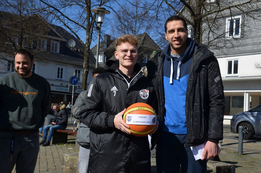 Alex Gerzen (links) bei der Spendenübergabe an den verblüfften Bilal Atli. (Foto: Tom Kleine)