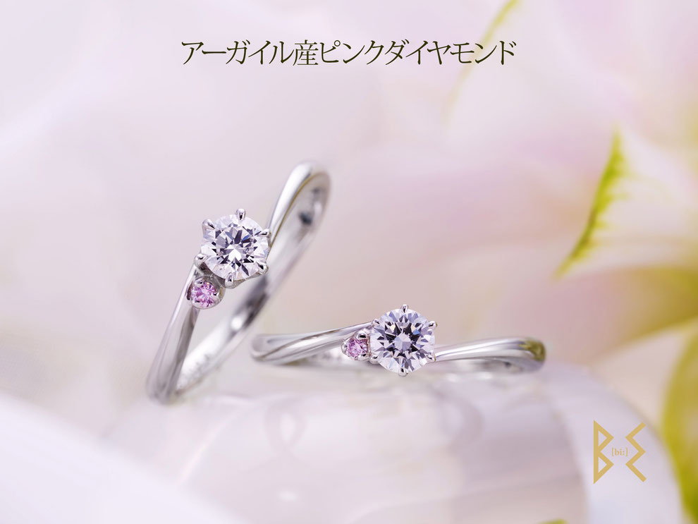 人気のデザインでアーガイルピンクメレダイヤモンド付きご婚約指輪です。