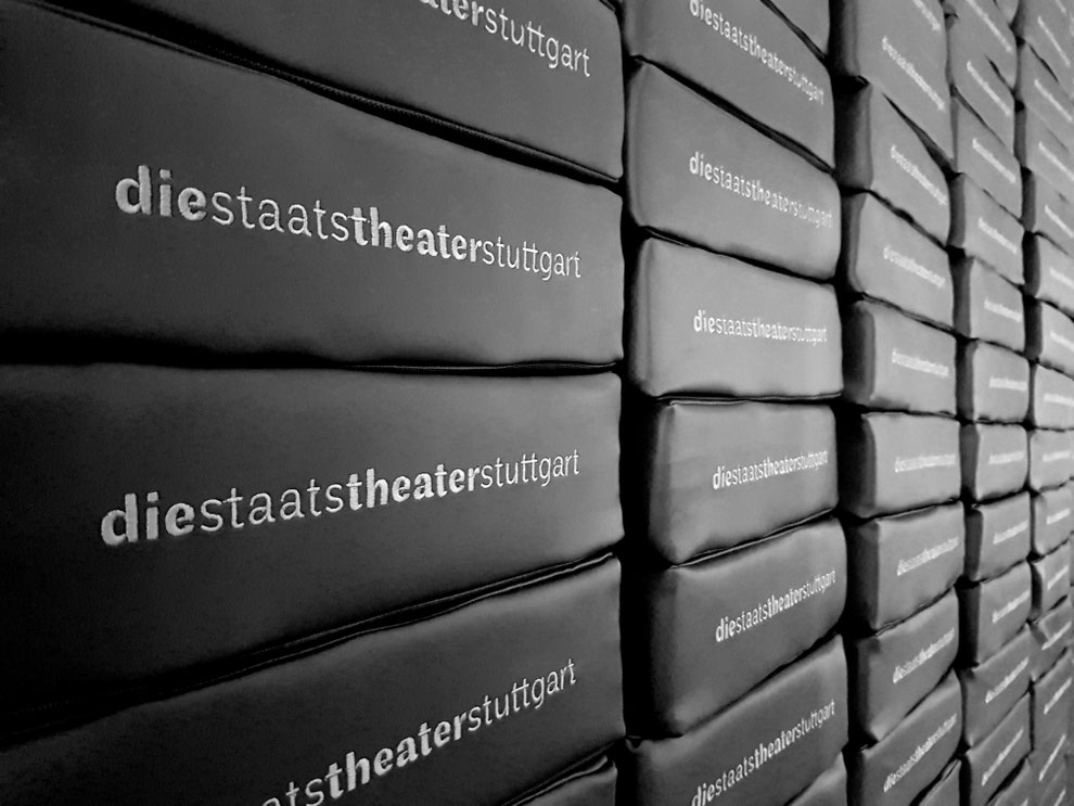 B1 Sitzkissen in schwarz mit Bestickung