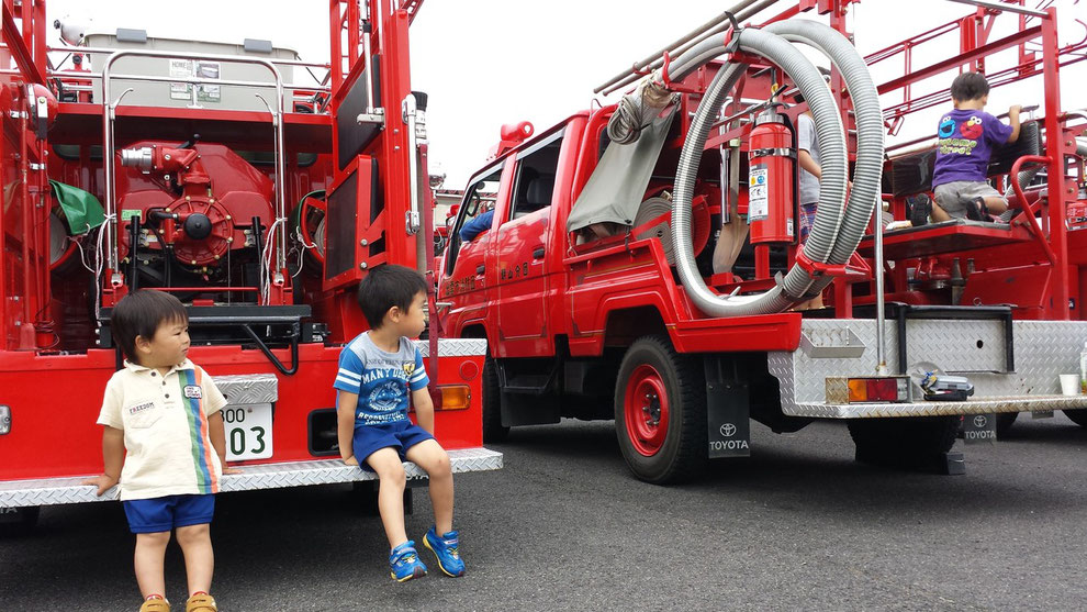 消防車にはしゃぐ子ども達