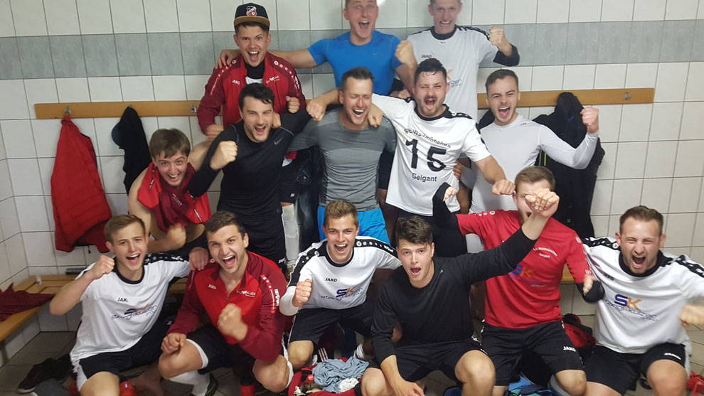 Die Mannschaft um Kapitän Dirscherl (Mitte mit grauen Shirt) Foto: Herrmann Andreas
