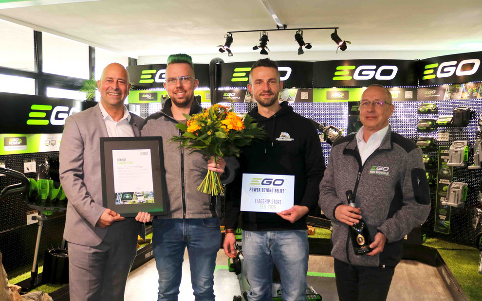 Übergabe Urkunde Flagship Store Eröffnung