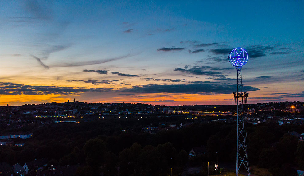 Es ist vollbracht! Sieben Jahre lag er am Boden, jetzt leuchtet der "Blaue Mond" von Remscheid wieder!                             Foto: Armin Gerhardts