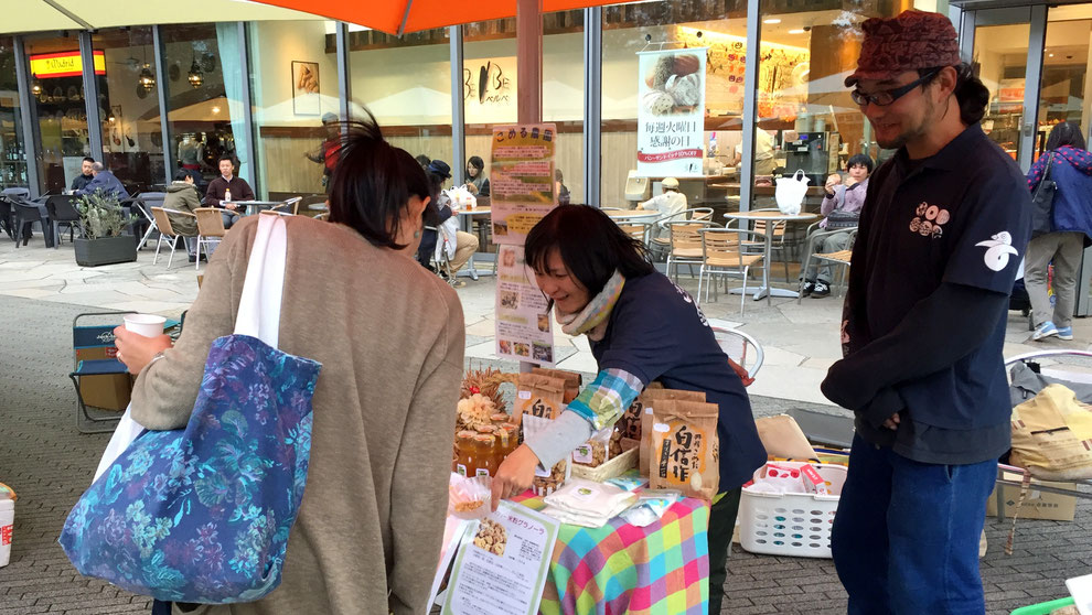 こめる農園∞こめる食堂の大島孝仁さんと、誠子さん。循環農法の話に、お客さんも興味津々。「土地が私たちを認識してくれて、大地と一緒になれるんですよ。」と、大島さん。