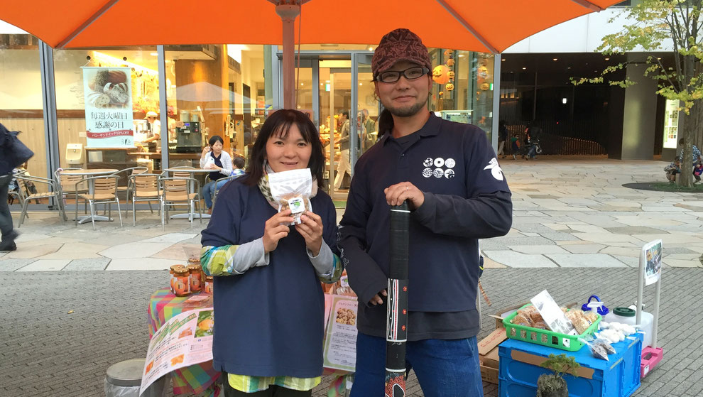 こめる農園∞こめる食堂の大島孝仁さんと、誠子さん。「太陽、大地、空気…生きとし生けるものとつながっている、生きている喜びあふれるお米たちです!」