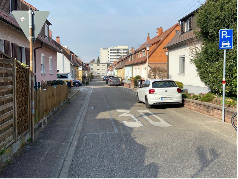 Das Parken auf dem Gehweg ist erlaubt. Es lässt keinen Platz für FußgängerInnen.