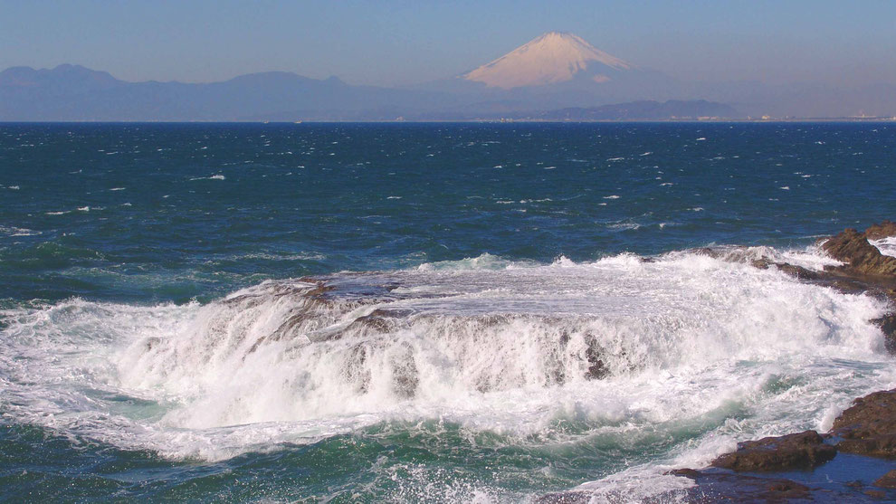 3  .   世界の自然遺産   日本  神奈川  三浦半島 鎌倉 江ノ島 富士山 冬の波風景