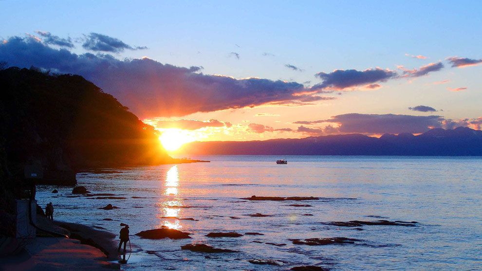 5  .  世界の自然遺産   日本  神奈川  三浦半島 鎌倉 江ノ島 富士山   冬の夕暮れの波 風景