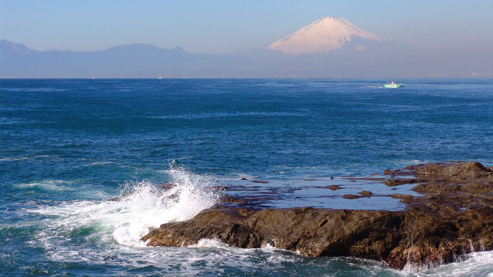 1  .   世界の自然遺産   日本  神奈川  三浦半島 鎌倉 江ノ島 富士山 冬の波風景