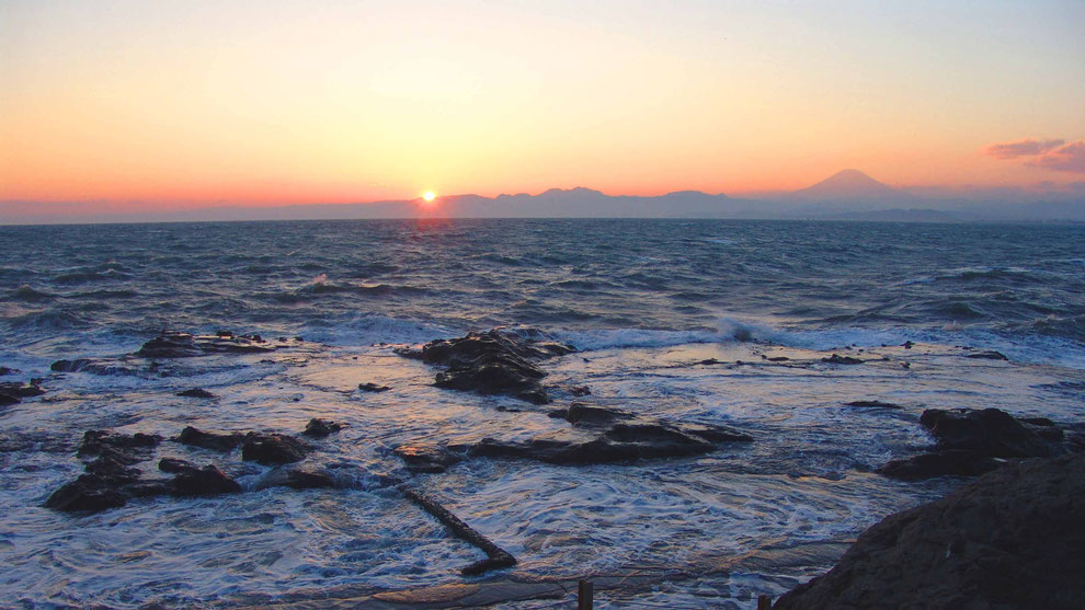 世界の自然遺産   日本  神奈川  三浦半島 鎌倉 江ノ島 富士山   冬の夕暮れの波 風景