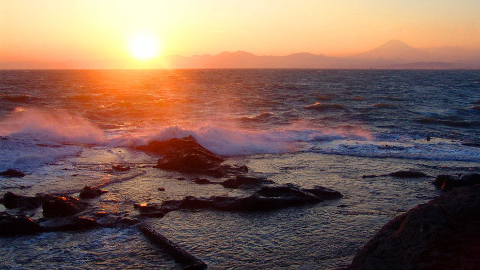 2  .  世界の自然遺産   日本  神奈川  三浦半島 鎌倉 江ノ島 富士山   冬の夕暮れの波 風景