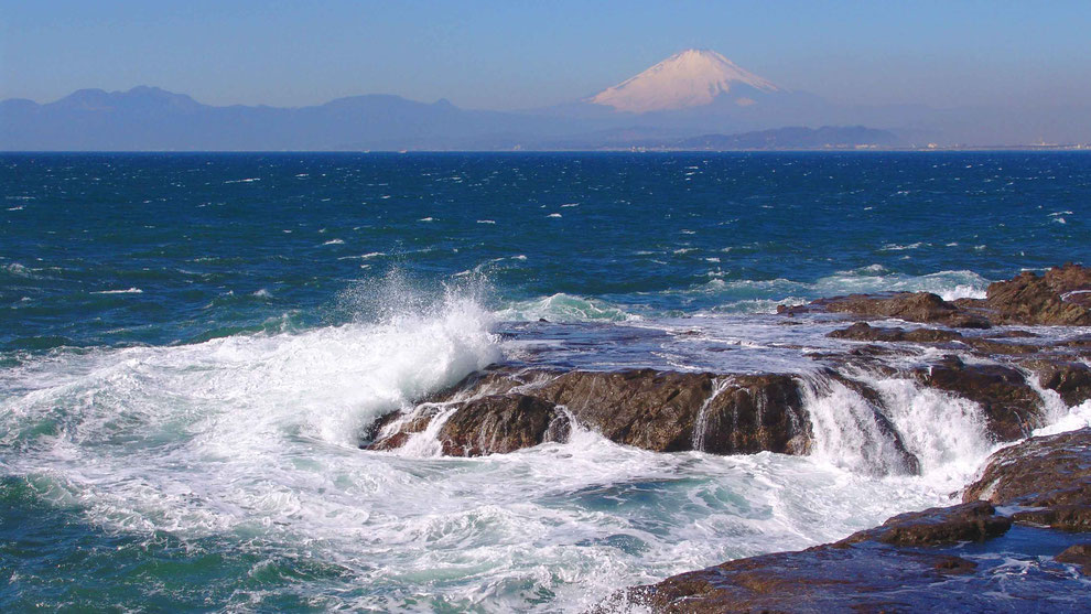 4  .   世界の自然遺産   日本  神奈川  三浦半島 鎌倉 江ノ島 富士山 冬の波風景