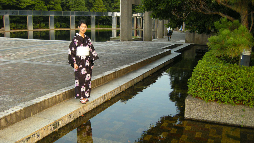 1  .  多摩 パルテノン   中央公園  湖          芸術家  キム  ミン ジョン  画伯