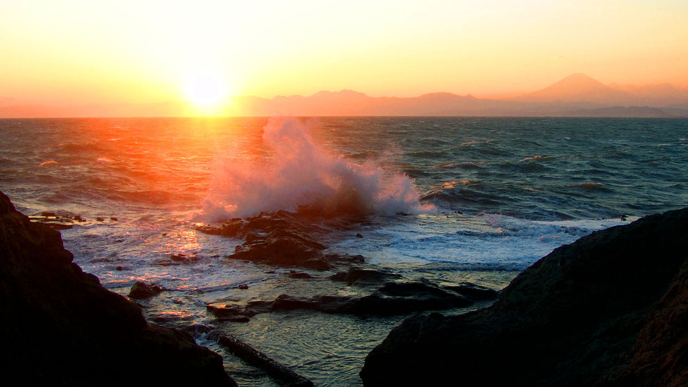 3  .  世界の自然遺産   日本  神奈川  三浦半島 鎌倉 江ノ島 富士山   冬の夕暮れの波 風景