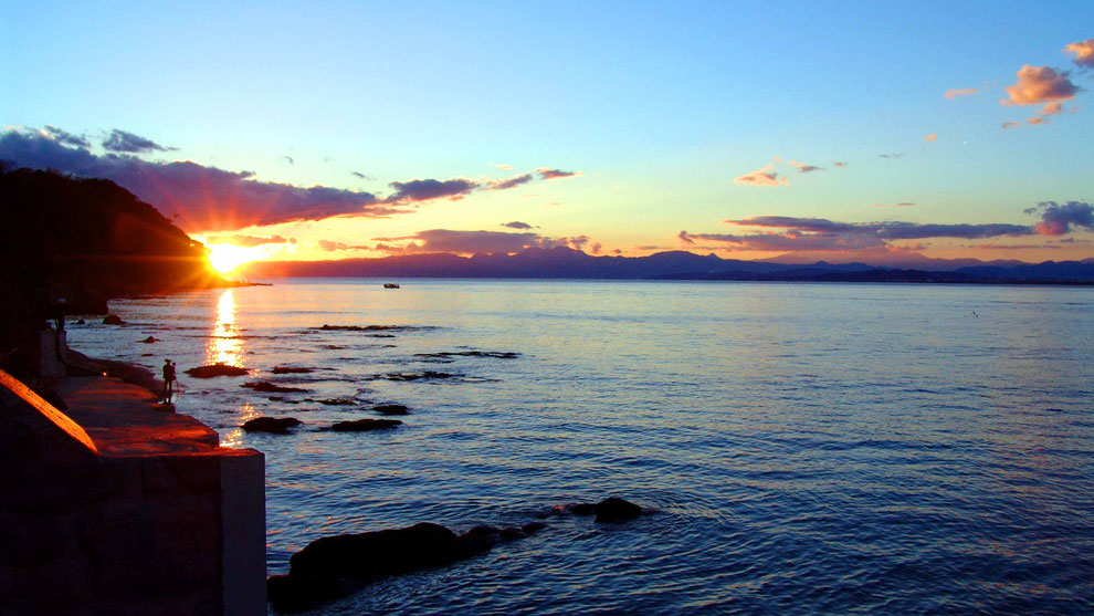 4  .  世界の自然遺産   日本  神奈川  三浦半島 鎌倉 江ノ島 富士山   冬の夕暮れの波 風景