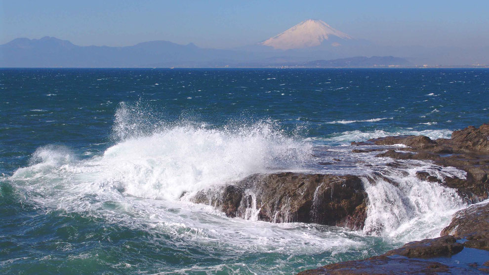 2  .   世界の自然遺産   日本  神奈川  三浦半島 鎌倉 江ノ島 富士山 冬の波風景