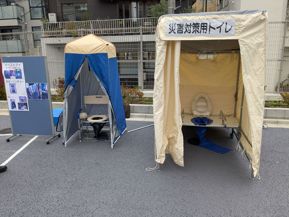 災害時一番大事なマンホールトイレの設置方法や水の貯め方、流し方を確認。
