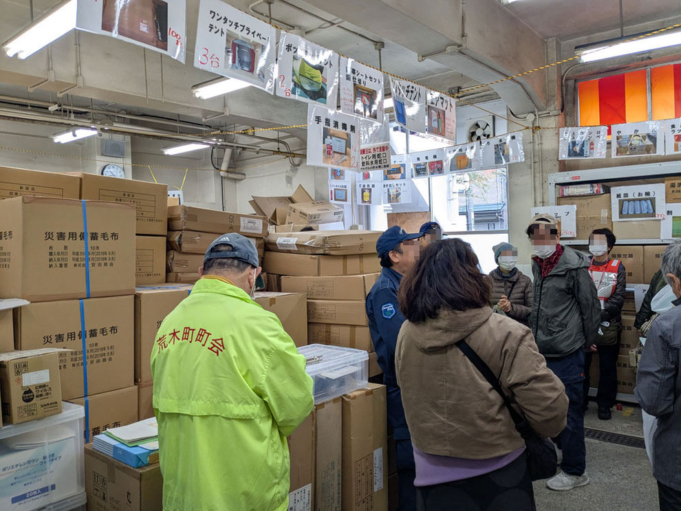 備蓄倉庫に何が入っているかが分かりやすいよう写真で掲示。