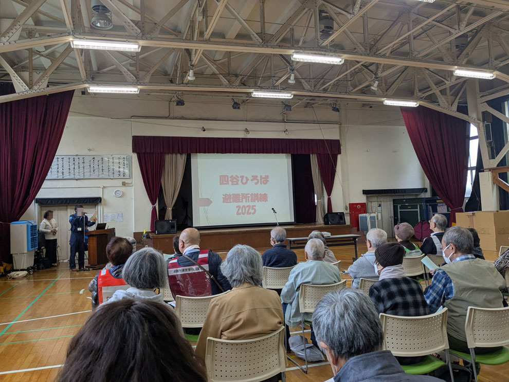 講堂では開会式の後に災害ビデオ上映が行われました。家具家電の転倒で閉じ込め、停電による室内消火栓や火災報知器が使用できないなどのリスクが紹介されていました。