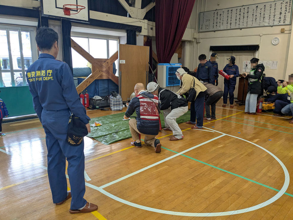 初期消火訓練、実際にピンを抜いて消火器の使用方法を確認。