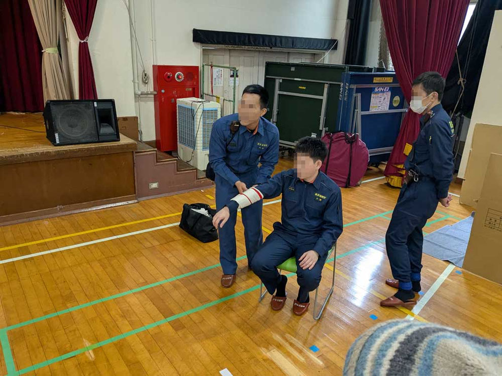 三角巾での止血方法を確認。知っているようでやってみると上手くいかないことも。