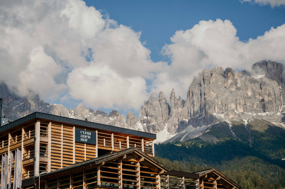 CYPRIANERHOF • Living the Cultura Dolomiti – between mountain magic, quiet strength and soulful culture | Tiers at the foot of the Rosengarten | South Tyrol • Member of Mountain Hideaways ©Marika Unterladstätter _fullwidth-story-splash
