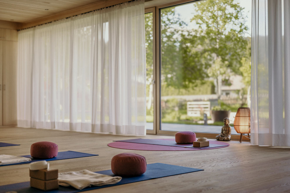 Kurblhof in Leutasch – a soulful hideaway built from wood, light, and intention. Surrounded by nature, designed with care, and hosted with heart. Member of Mountain Hideaways. ©Marika Unterladstätter