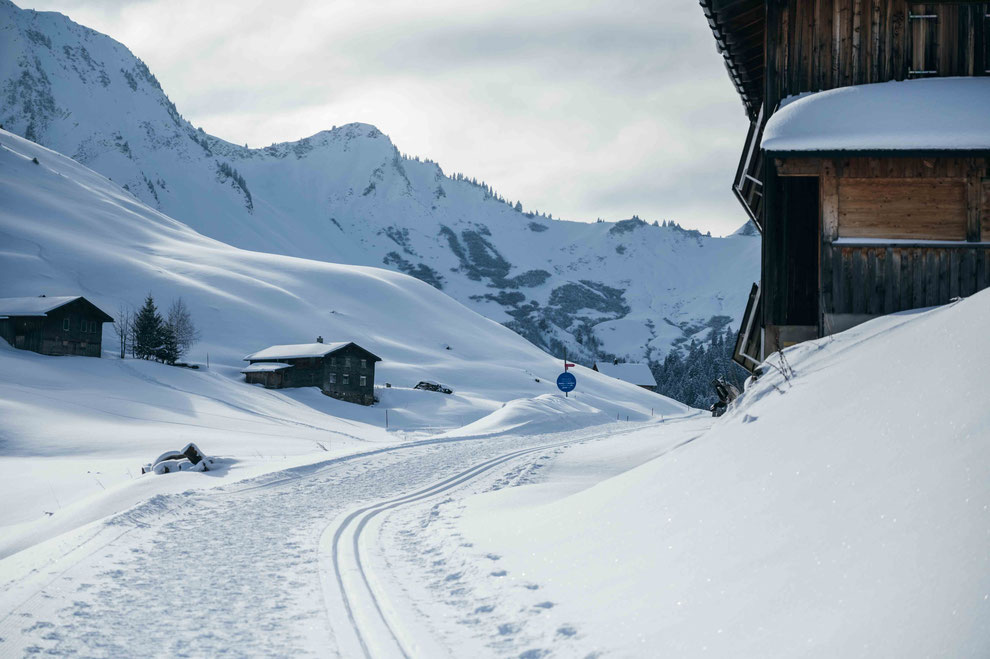 Alpe Unterdamüls ... Liebeswanderweg - Winterwanderung in Damüls/Bregenzerwald/Vorarlberg - präparierter Winterwanderweg von Unterdamüls nach Oberdamüls, Wandertipp von #mountainhideaways ©Marika Unterladstätter