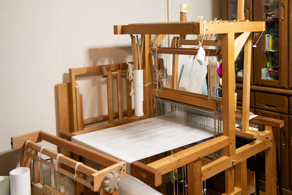▲リビングにある織り機、山田製作所製のコトネと折り畳んだtable loom。