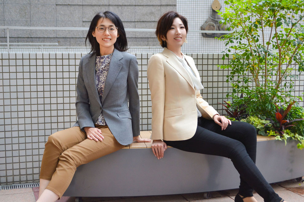 レディースオーダースーツ(Road)を着た女性の画像。仕立て(ビスポーク)の良さが全面に出ている。