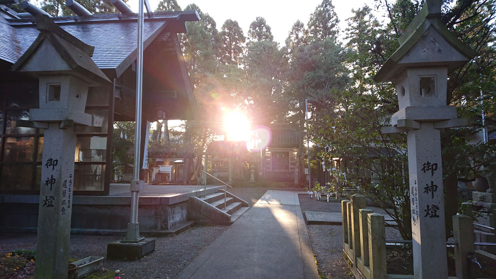 十社大神の境内に朝日が降り注ぐ