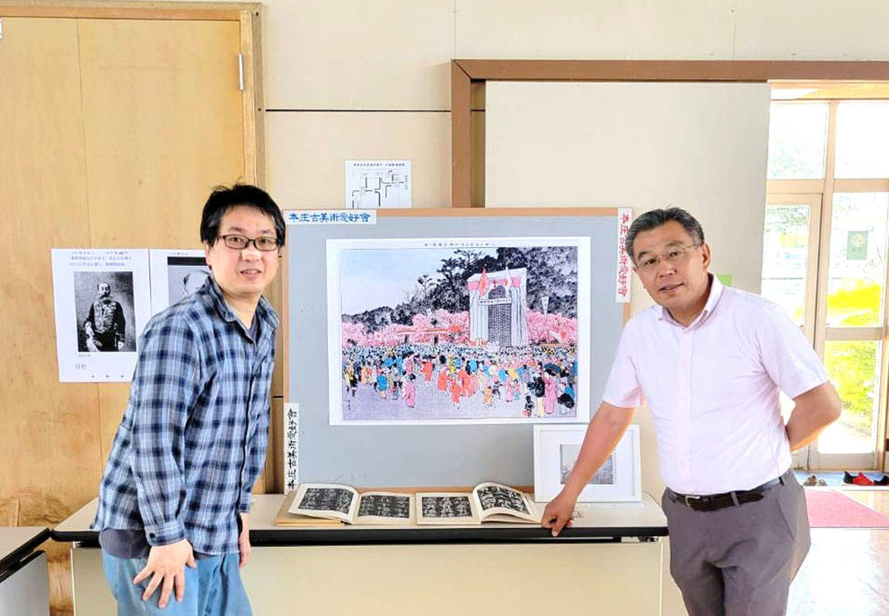 (右)本庄古美術愛好会 会長 塩原浩行氏 (右)戸谷充宏 ※5月31日に撮影