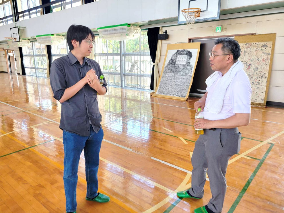 (左)上里町教育委員会 上里町立郷土資料館 文化財係の林道義氏(本庄古美術愛好会会員) (右)本庄古美術愛好会 会長 塩原浩行氏
