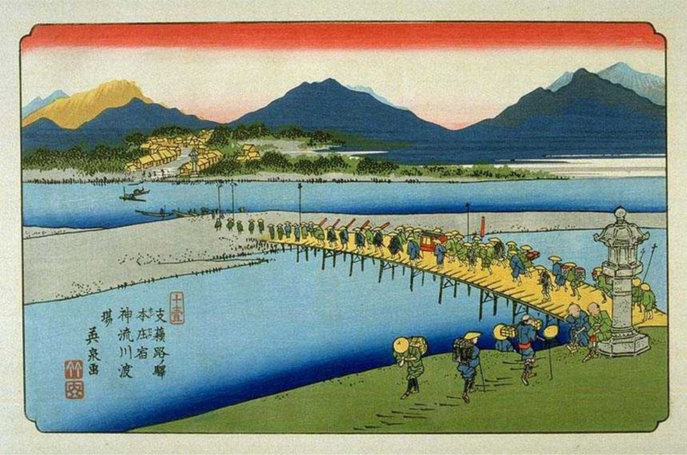 渓斎英泉 画「木曽海道六十九次『支蘓路ノ驛 本庄宿 神流川渡場』」 ※背景の山は「上毛三山」であり、右から赤城・榛名・妙義山です。土橋は、初代戸谷半兵衛(光盛)が架けさせたものです。 ©https://ja.wikipedia.org/wiki/本庄宿