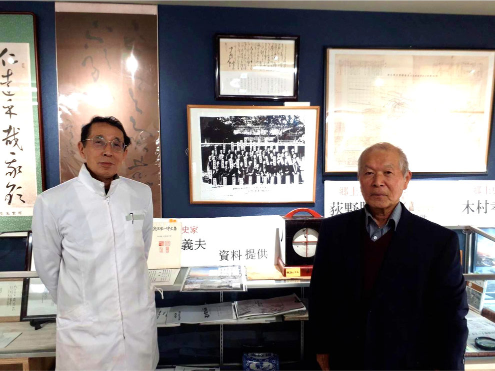 右:桃井可堂郷土史料館名誉顧問の木村 孝雄さん(中瀬河岸研究会 会長)/ 左:館長の川田 弘一さん(川田歯科医院 院長)