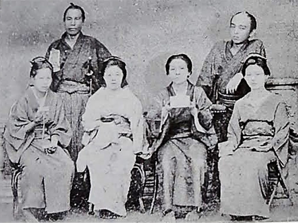 「第1回宮中御養蚕奉仕者(明治4年)」(後列左から、田島弥九郎・三河屋旅館主人/前列左から、飯島その・栗原ふさ・田島たか・田島まつ)
