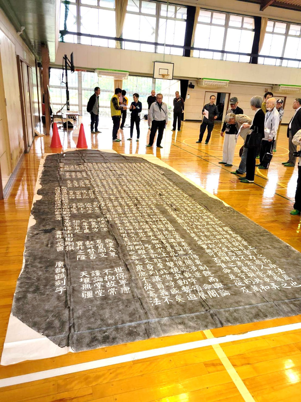旧島村小学校体育館(群馬県伊勢崎市)で公開された「大日本帝国立憲頌徳碑」の拓本 ※2026年5月3日撮影
