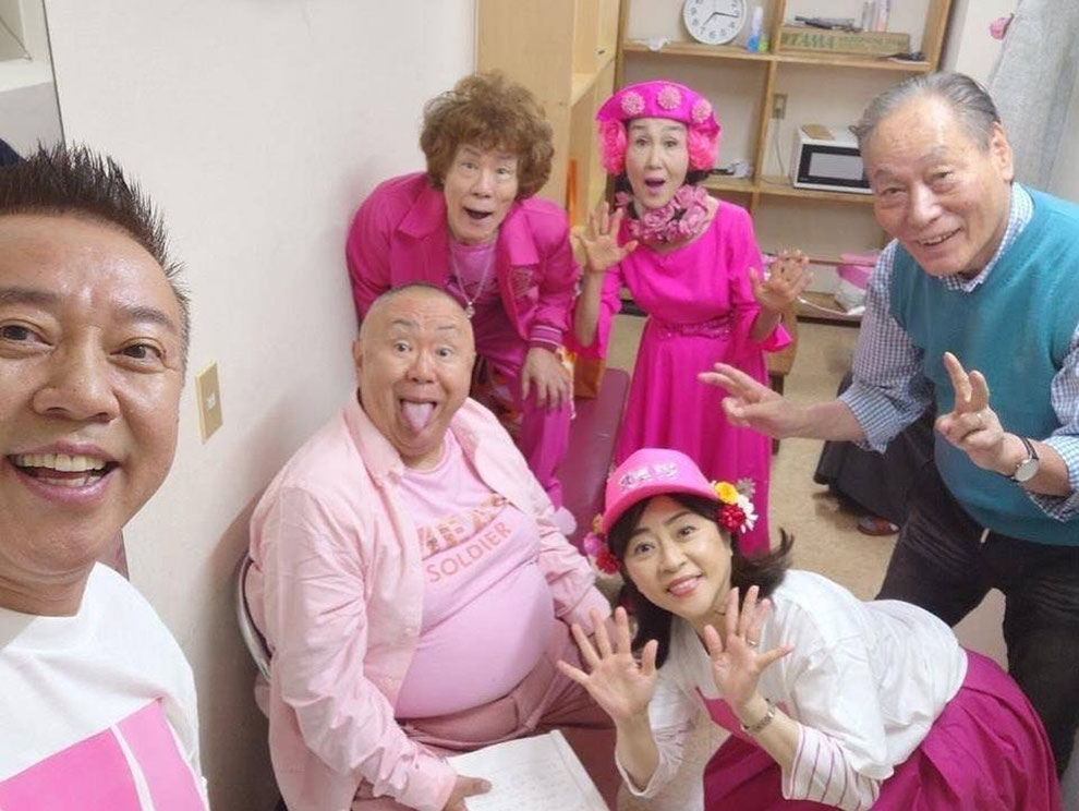 林家ペー・パー子夫妻（後列）のチャリティー公演の参加者　（左から）林家たい平さん、松村邦洋さん、松本明子さん、ヨネスケ（桂米助）さん 　　© https://www.instagram.com/p/DQChLT6jzvX/?img_index=4