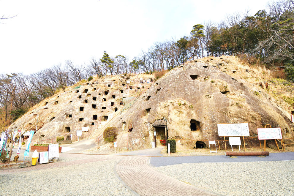 「吉見百穴（よしみひゃくあな）」（埼玉県比企郡吉見町）の横穴墓　　©https://ja.wikipedia.org/wiki/吉見百穴