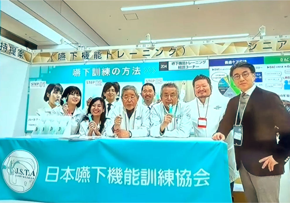 （中央）稲葉繫先生　（稲葉先生の右側）飯塚能成先生　　※2025年2月20日に開催された「アルフレッサヘルスケア 2025 ライフサポートフェア」の展示会場にて