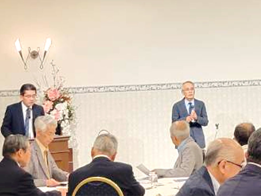 （右）高橋 公男氏（熊谷高校同窓会本庄支部・副支部長・高19回）　／　（左）司会　髙橋 祐介氏（熊谷高校同窓会本庄支部・事務局長・高35回）　　