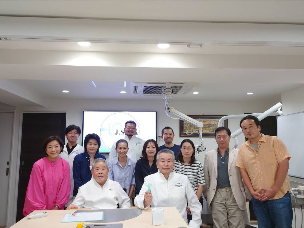(前列左)稲葉繫先生 (右)飯塚能成先生 (出典):一般社団法人 日本嚥下機能訓練協会Webサイト