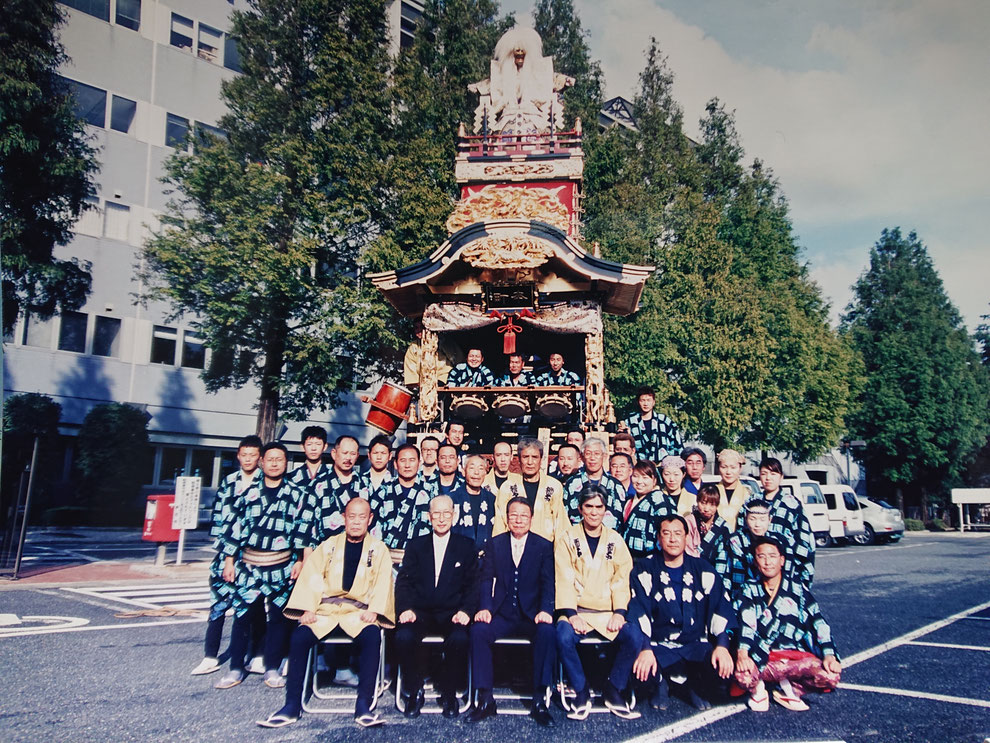 平成16年（2004年）10月31日　本町山車人形修復完成記念　山車担当者様一同