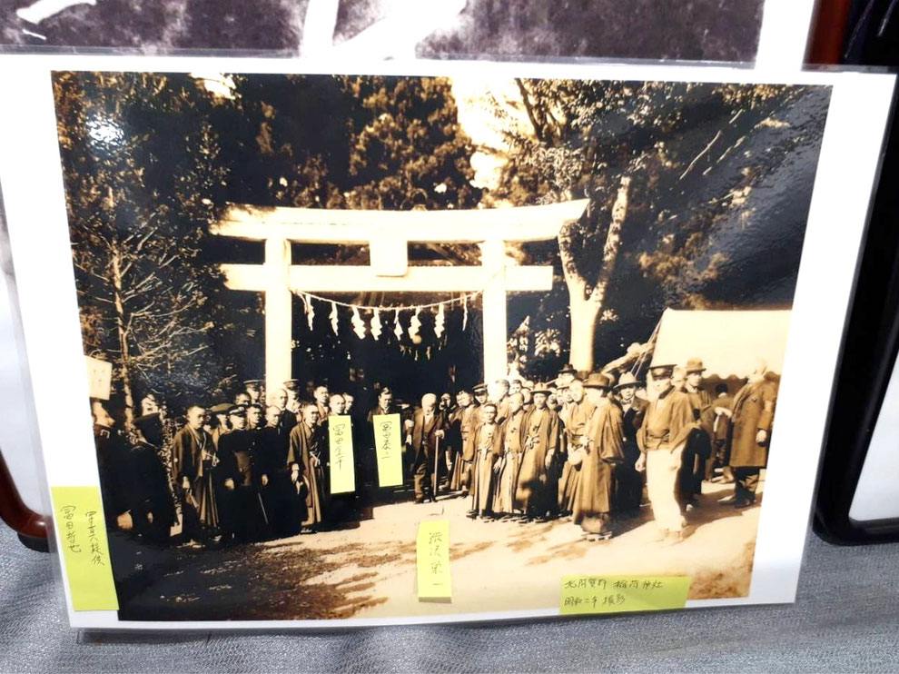『可堂桃井先生碑』の除幕式の写真（昭和2年撮影／北阿賀野・稲荷神社にて、写真提供：冨田哲也氏）　　 ※中央には、石碑の撰文と書を手がけた渋沢栄一翁の姿が写っています。　　（桃井可堂郷土史料館の展示史料より）