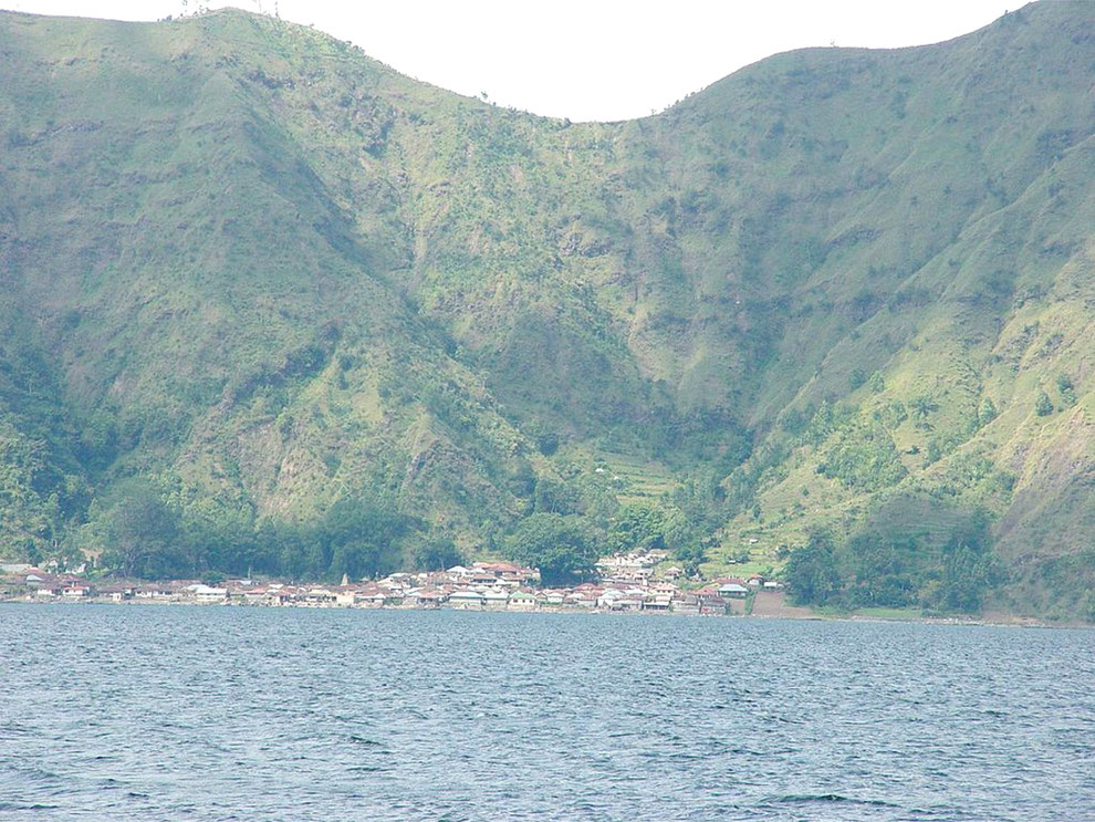 バトゥール湖東岸の「トルニャン村」　　©https://ja.wikipedia.org/wiki/トルニャン